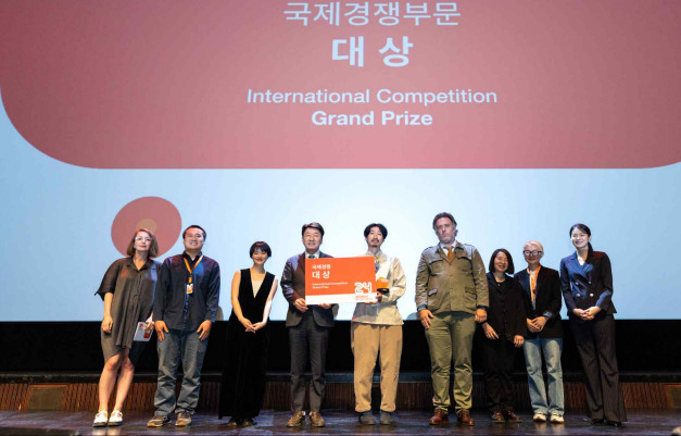 국제경쟁부문 대상작으로 선정된 '돌을 찾아서' 제작진과 배우 일동. [전주국제영화제 제공]