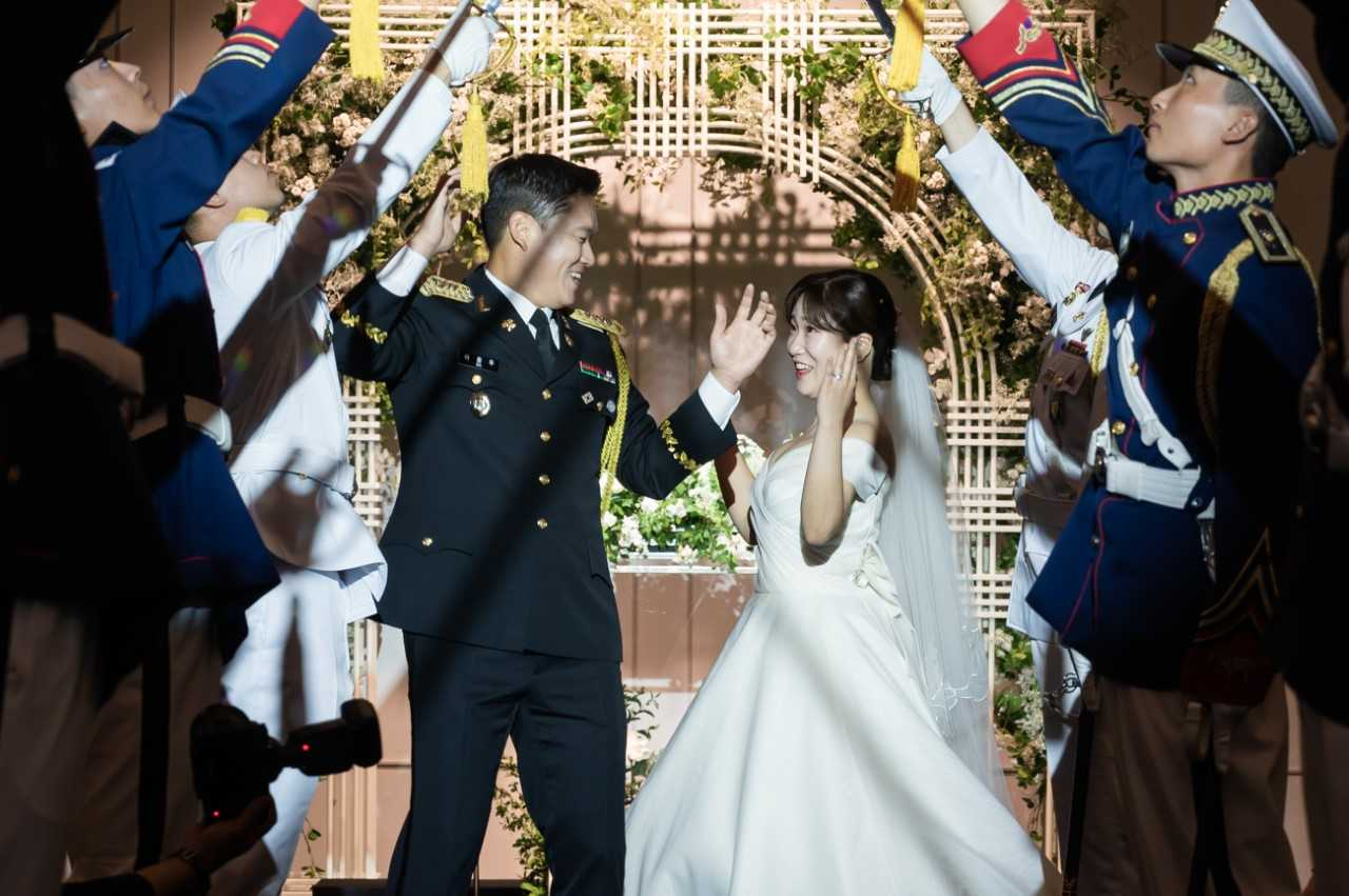 5일 육군호텔(ROKAUS)에서 열린 모범장병 합동결혼식을 가진 라종우 대위, 안선영 씨 부부가 커플 댄스를 추고 있다. [육군 제공]