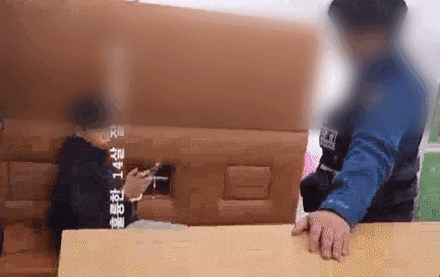 충남 천안의 한 파출소 안에서 A(14) 군이 경찰관에게 욕설하고 폭력을 행사하는 모습. [온라인 커뮤니티]