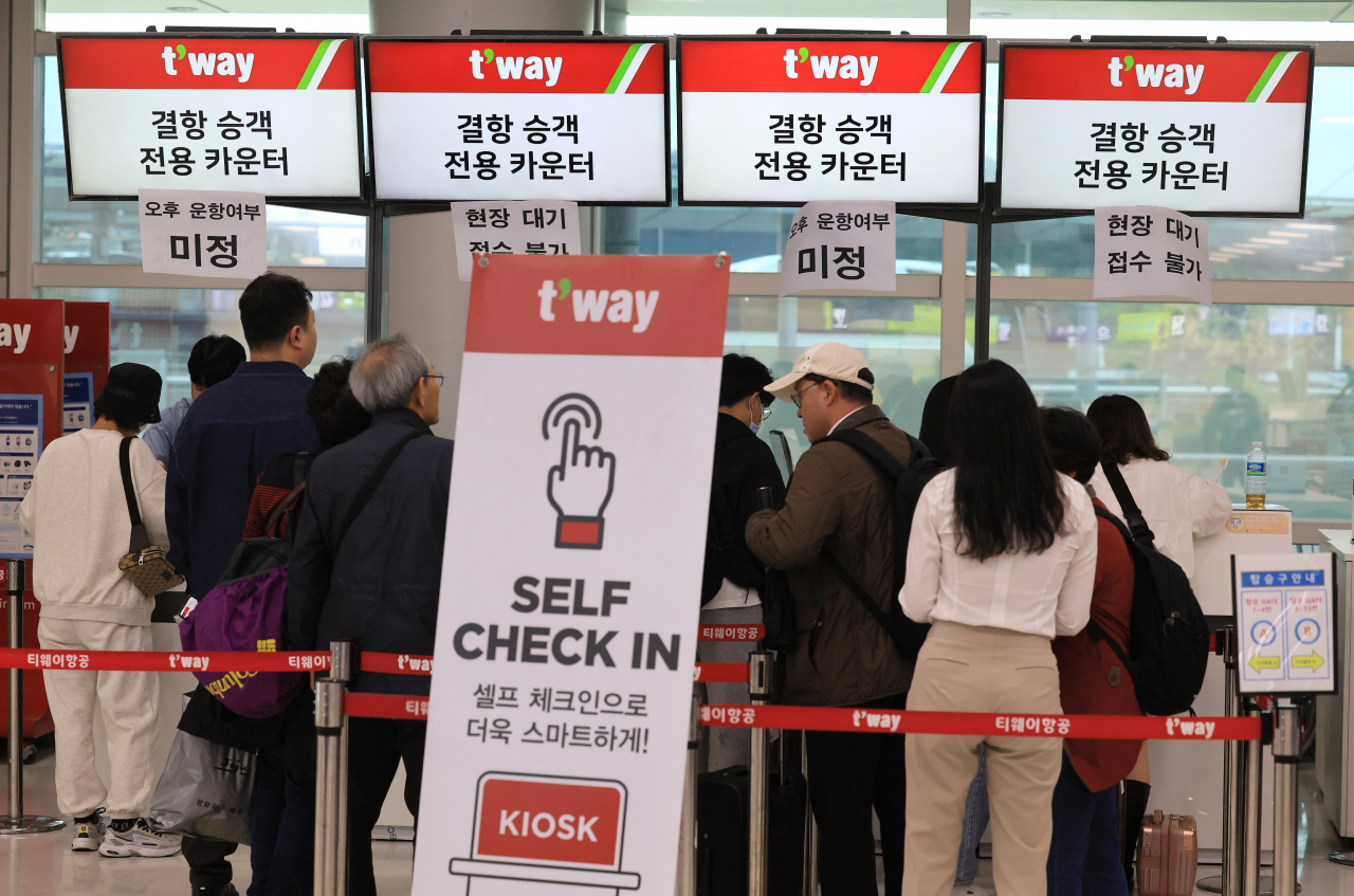 5일 오전 제주국제공항 출발층 항공사 카운터가 결항편 대체 항공권을 구하려는 여행객들로 붐비고 있다. [연합]