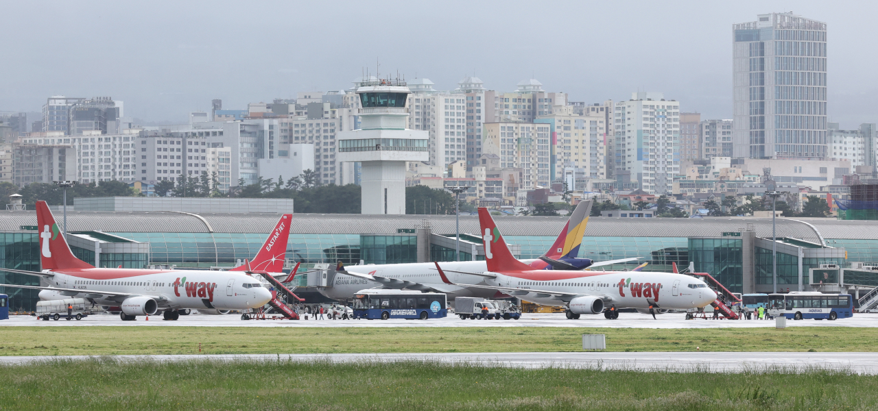 5일 오후 제주국제공항 활주로에서 항공기들이 운항하고 있다. [연합]