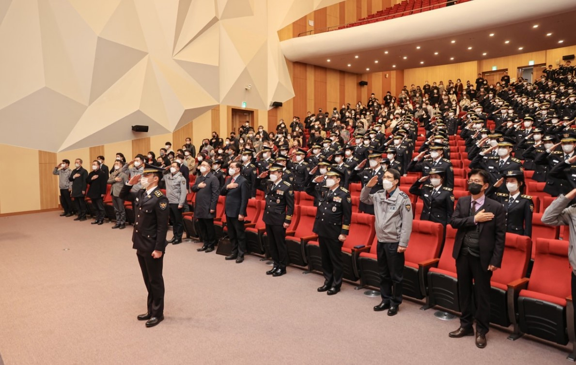 지난 3월 2일 충남 아산시 경찰대학에서 경찰대학생(제43기), 편입생(제1회·제41기), 경위공채자(제72기)의 합동 입학식이 진행되는 모습. 경찰대학은 1981년 개교 이래 처음으로 편입학 과정을 신설했으며, 이날 합동입학식에는 신입생과 편입생, 경위공채자 각 50명씩 입학생 150명 등이 참석했다.