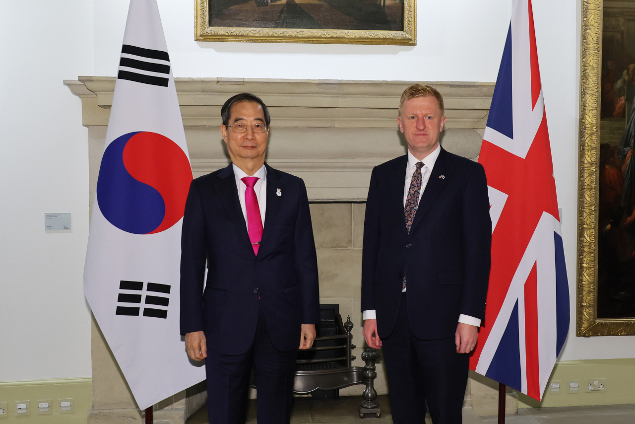 영국을 방문중인 한덕수 국무총리가 5일 오후(현지시간) 영국 런던의 영국 부총리 집무실에서 올리버 다우든 부총리와 기념 촬영하고 있다. [연합]