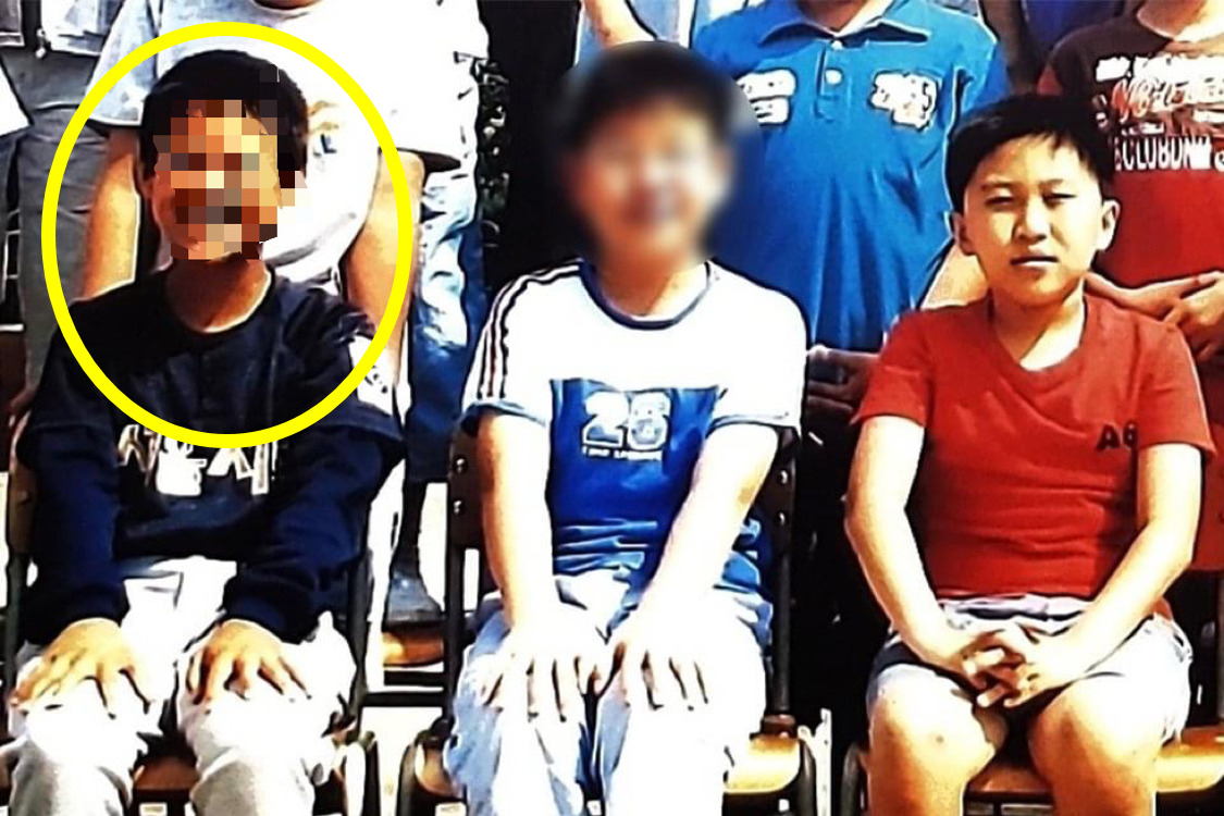 17년 전 학교 폭력 피해를 주장하고 있는 박한울씨가 자신의 페이스북에 올린 초등학교 재학시절 사진. 맨 왼쪽 검정 상의를 입은 아이가 가해자로 지목된 A선수. 오른쪽 빨간 티셔츠 차림아이가 피해를 주장하는 박한울 씨다. [박한울 씨 페이스북 캡처]