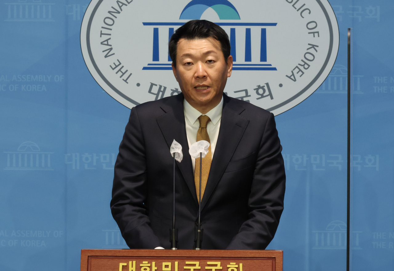 윤희석 국민의힘 대변인이 12일 오후 서울 여의도 국회 소통관에서 논평을 발표하고 있다. [연합]