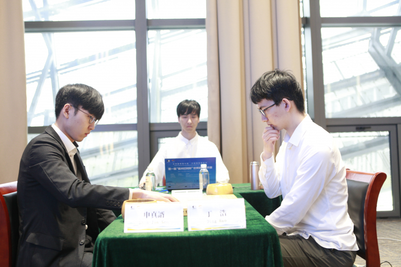 신진서(왼쪽)와 딩하오의 16강전 대국모습.[한국기원 제공]