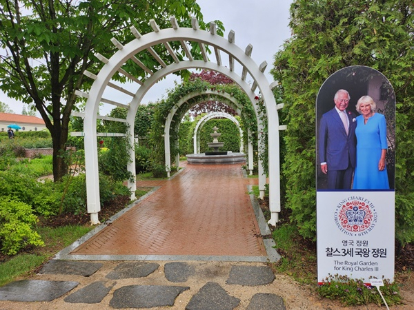 영국 찰스 3세 국왕 정원 앞 등신대.