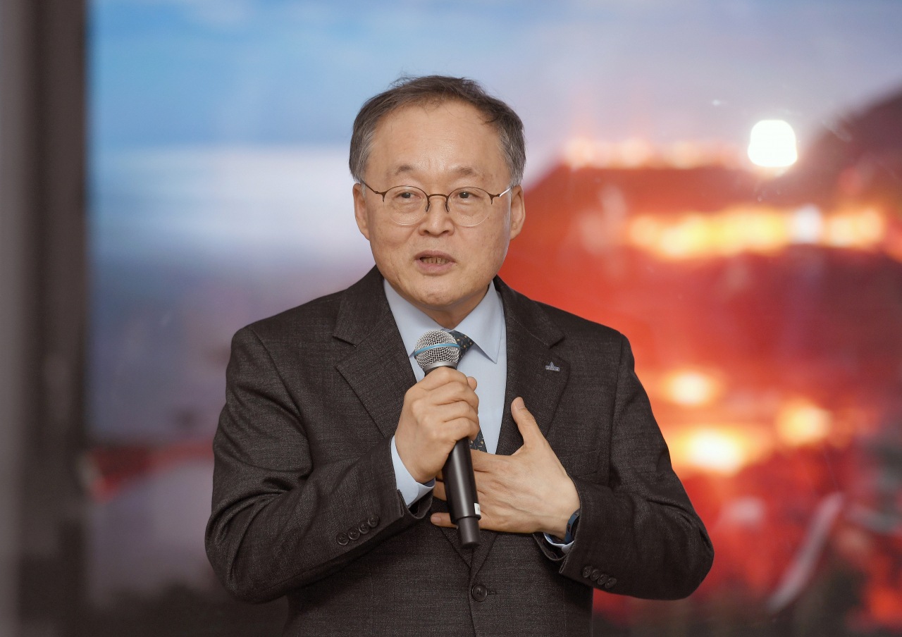 이상률 한국항공우주연구원장이 3일 나로우주센터에서 열린 누리호 3차 발사전 현장설명회에서 인사말을 하고 있다.[한국항공우주연구원 제공]