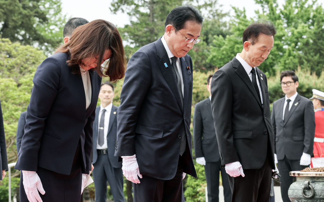 1박 2일간의 일정으로 방한한 기시다 후미오 일본 총리와 기시다 유코 여사가 7일 서울 동작구 국립서울현충원을 방문, 현충탑을 참배하고 있다. [연합]