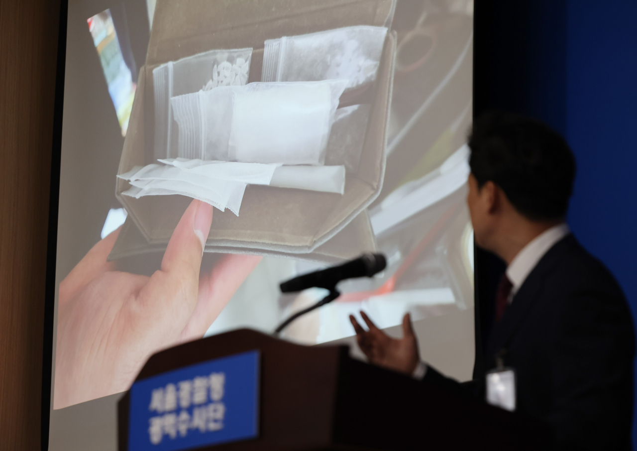 An official of the Seoul Metropolitan Police speaks during a briefing following a drug operation held April 26 in Seoul. (Yonhap)