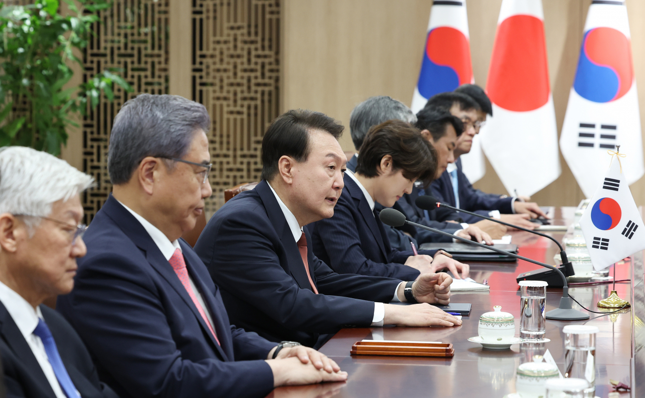 윤석열 대통령이 7일 서울 용산 대통령실 청사에서 기시다 후미오 일본 총리와 한일 정상 확대 회담을 하고 있다. [연합]