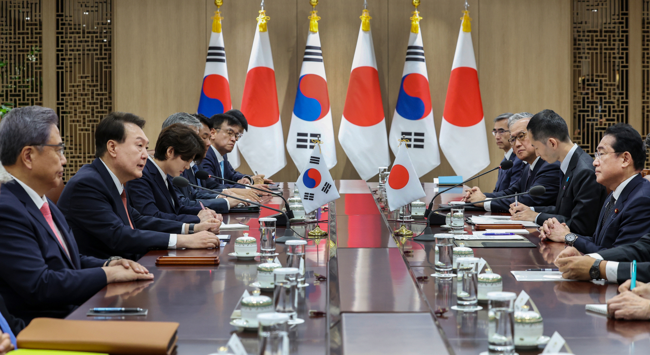 윤석열 대통령과 1박2일 일정으로 한국을 찾은 기시다 후미오 일본 총리가 7일 서울 용산 대통령실 청사에서 한일 정상 확대 회담을 하고 있다. [연합]