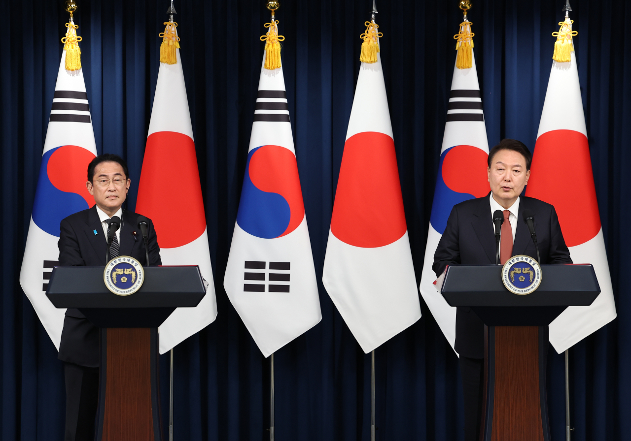 윤석열 대통령과 1박2일 일정으로 한국을 찾은 기시다 후미오 일본 총리가 7일 서울 용산 대통령실 청사에서 공동 기자회견을 하고 있다. [연합]