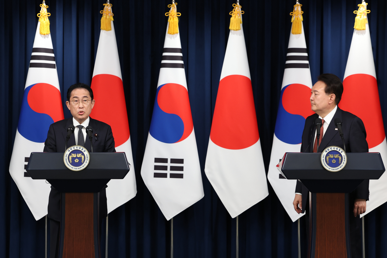 한국을 찾은 기시다 후미오 일본 총리가 7일 서울 용산 대통령실 청사에서 열린 윤석열 대통령과의 공동 기자회견에 발언하고 있다. [연합]