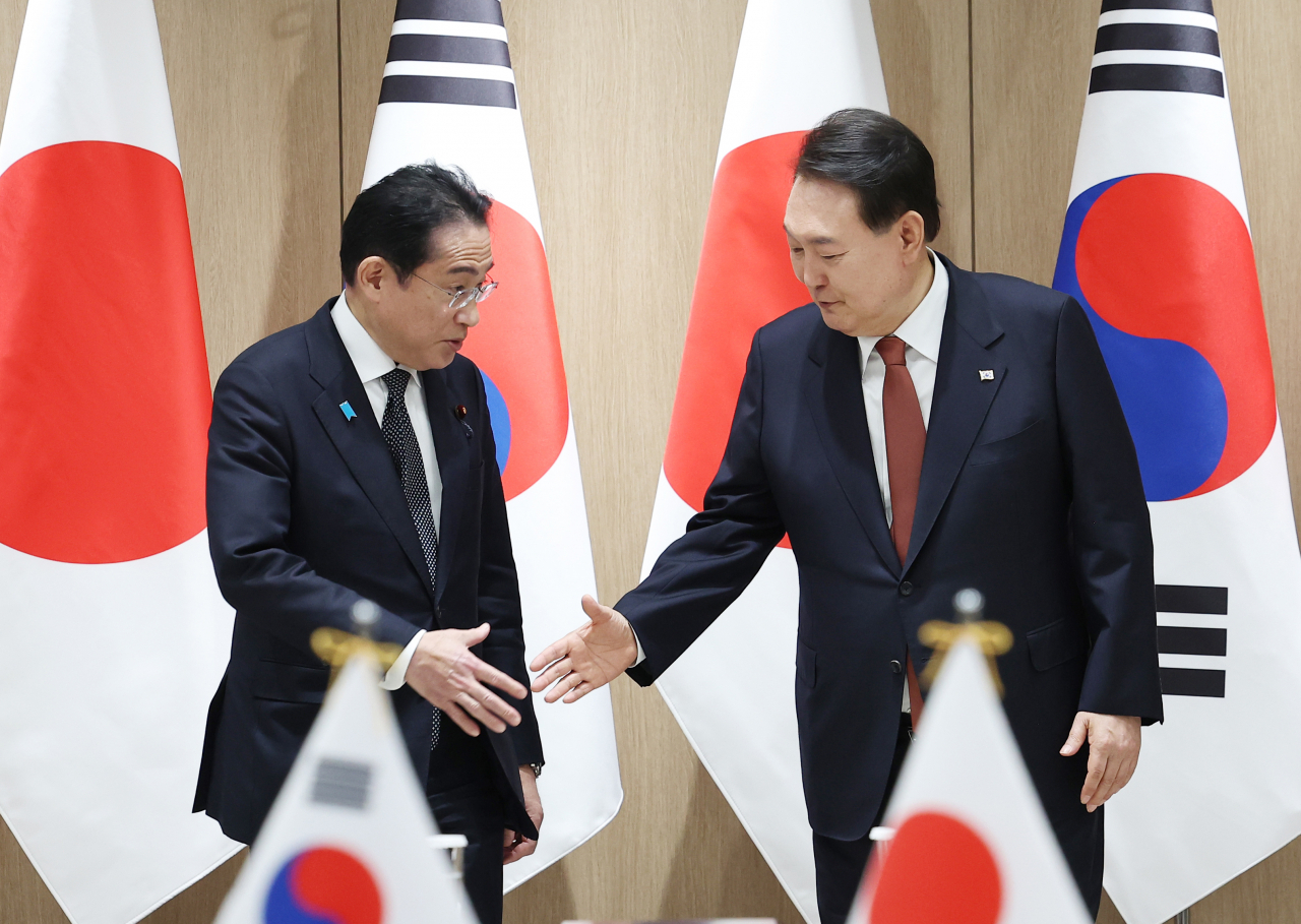 윤석열 대통령과 1박2일 일정으로 한국을 찾은 기시다 후미오 일본 총리가 7일 서울 용산 대통령실 청사에서 열린 한일 정상 확대 회담에서 악수하고 있다. [연합]
