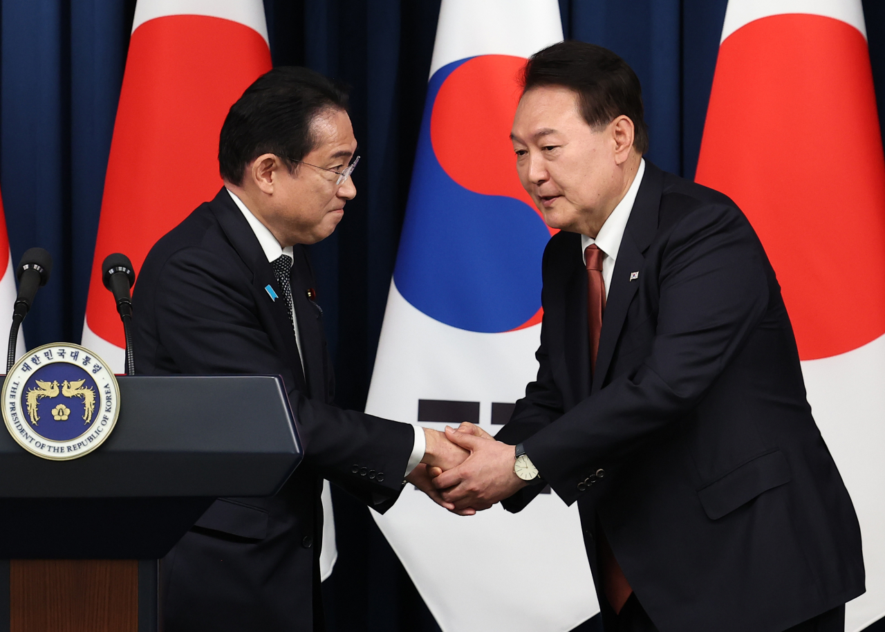 윤석열 대통령과 한국을 찾은 기시다 후미오 일본 총리가 7일 서울 용산 대통령실 청사에서 공동 기자회견에서 양국 발표를 마친 뒤 악수하고 있다. [연합]