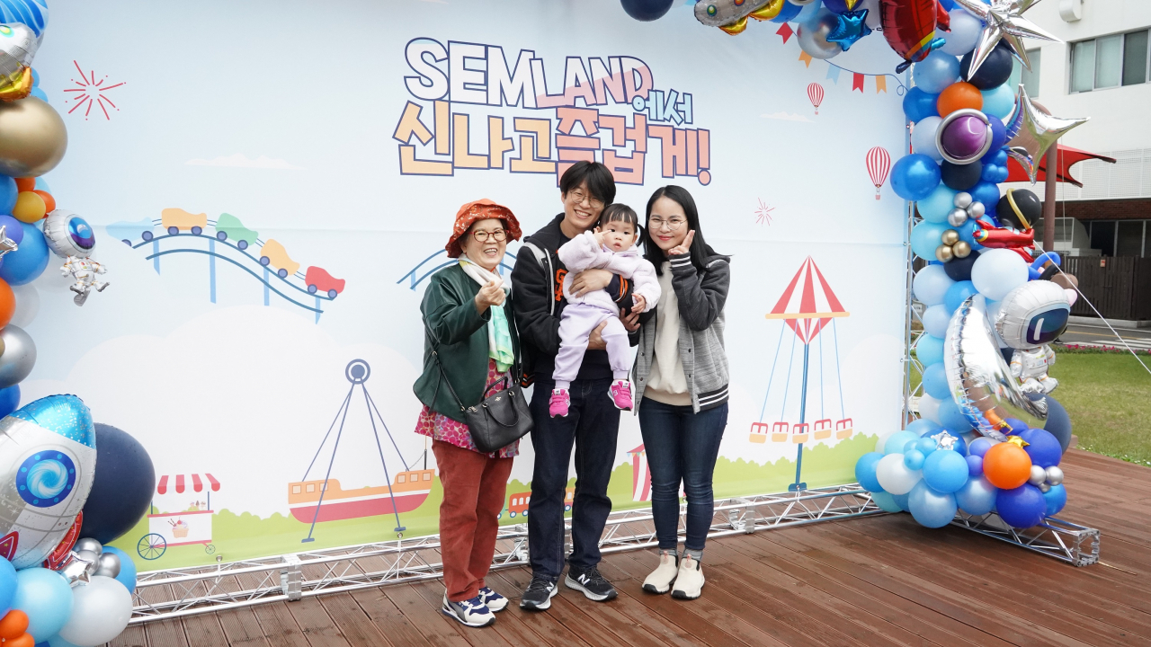 삼성전기 어린이날 초청행사에서 임직원이 기념사진을 촬영하고 있다.[삼성전기 제공]