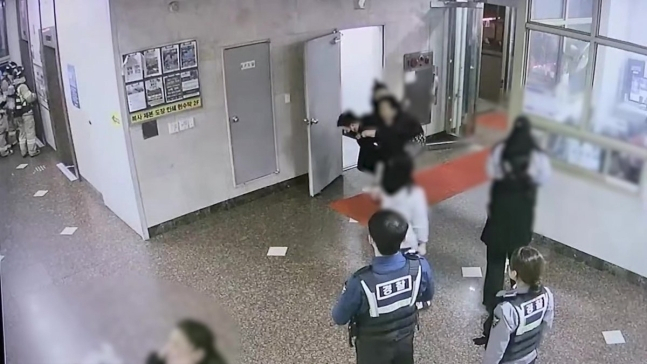 화재 건물서 80대 할머니 업어 구한 경찰.