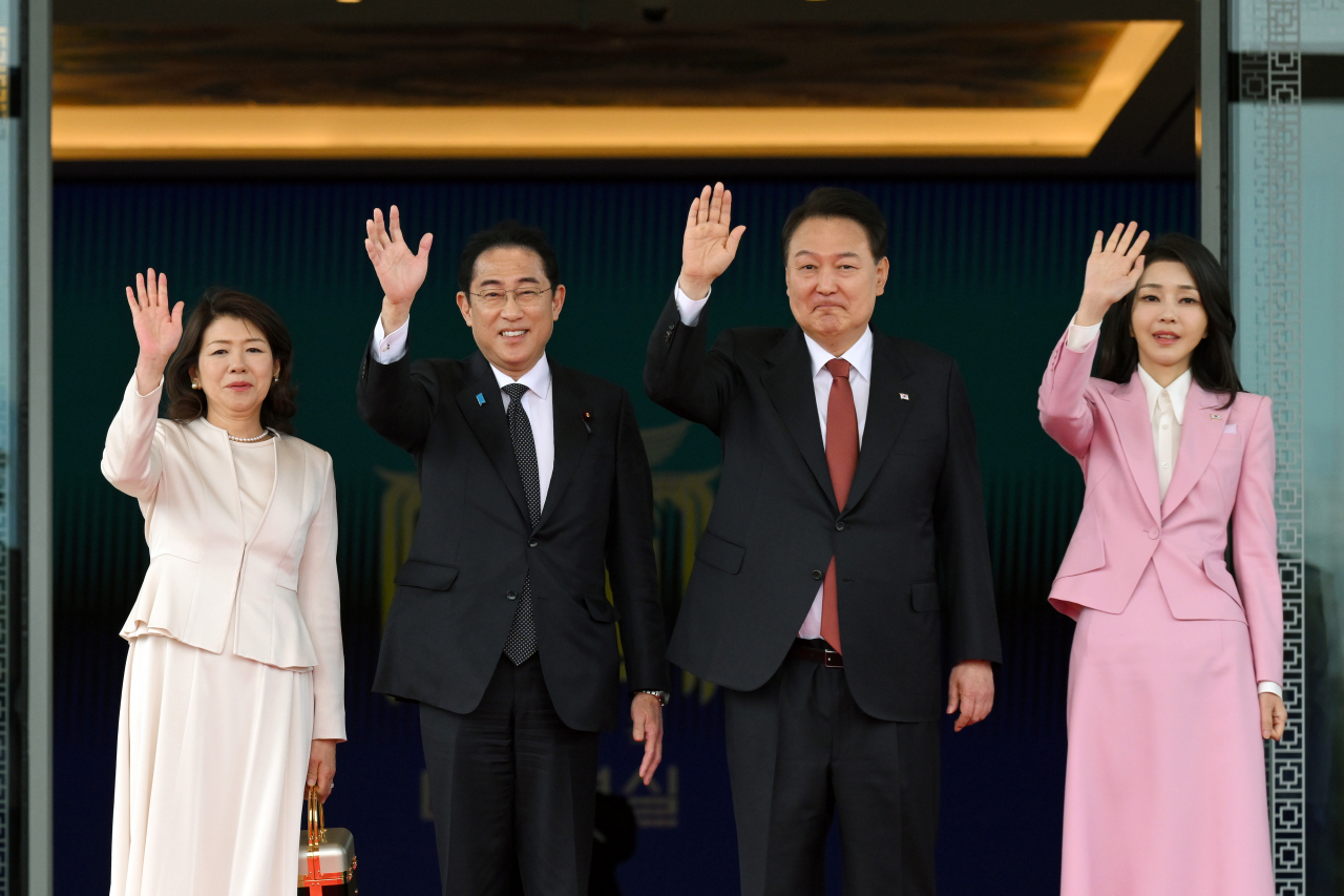 윤석열 대통령과 김건희 여사, 기시다 후미오 일본 총리와 유코 여사가 7일 서울 용산 대통령실에서 공식 환영식을 마친 뒤 함께 손 흔들어 인사하고 있다. [연합]