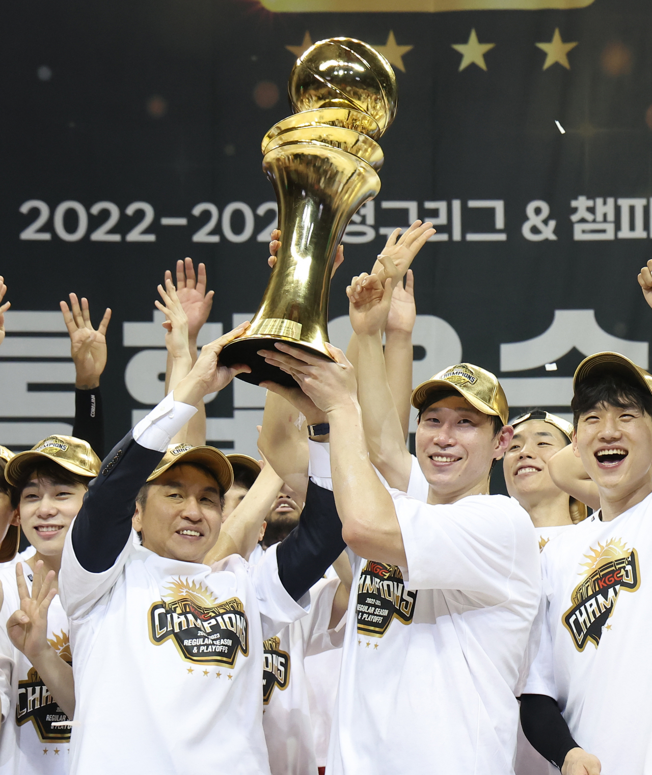 7일 경기도 안양실내체육관에서 열린 프로농구 챔피언결정전 7차전 안양 KGC 인삼공사와 서울 SK 나이츠의 경기에서 승리하며 챔피언 자리에 오른 KGC 김상식 감독과 오세근이 트로피를 들고 기뻐하고 있다. 연합뉴스