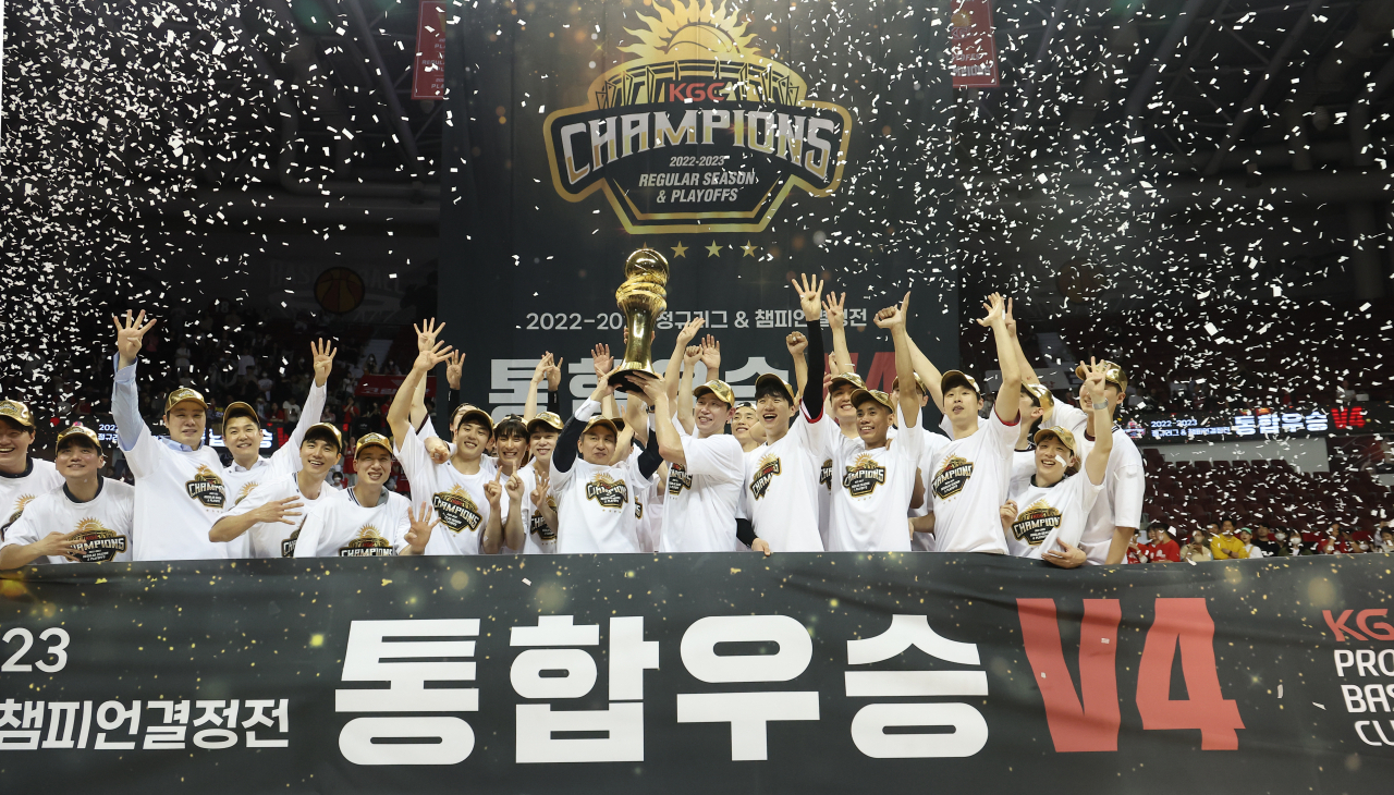 7일 경기도 안양실내체육관에서 열린 프로농구 챔피언결정전 7차전 안양 KGC 인삼공사와 서울 SK 나이츠의 경기에서 승리하며 챔피언 자리에 오른 KGC 김상식 감독과 선수들이 트로피를 들고 기뻐하고 있다. 연합뉴스