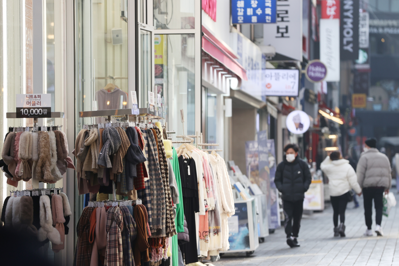 서울 중구 명동의 거리에서 시민들이 걸음을 재촉하고 있다.[연합]