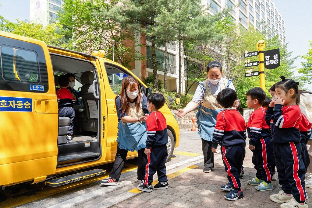 SK가스가 조성한 안심 정류장에서 아이들이 승차하고 있는 모습. [SK가스 제공]