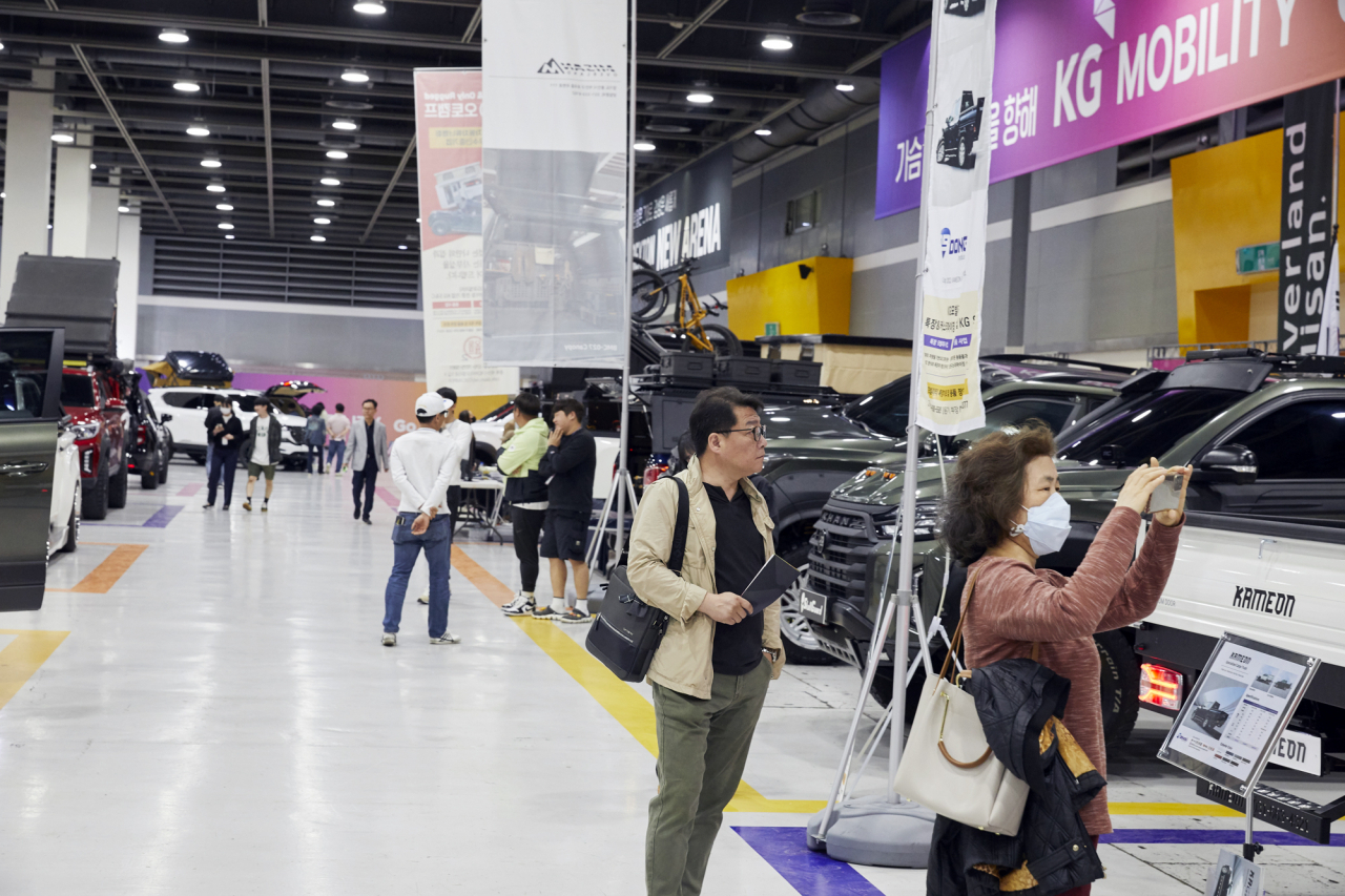 지난 5일 관람객들이 ‘KG모빌리티 튜닝 페스티벌’ 전시장을 관람하고 있다. [KG 모빌리티 제공]