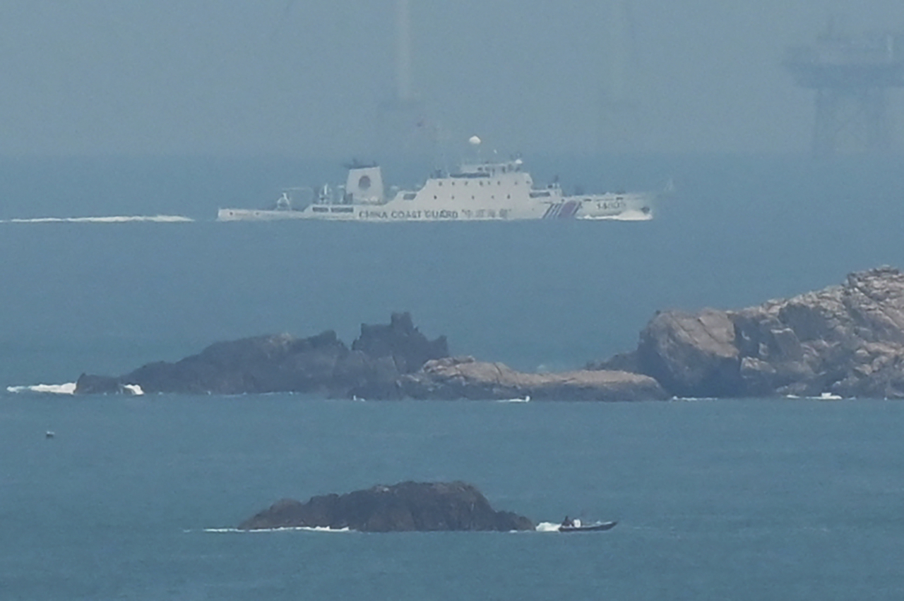 중국 해안경비정이 지난달 10일 자국에서 대만과 가장 가까운 구역인 푸젠성 핑탄현 앞 대만해협으로 접근하고 있다.[연합]