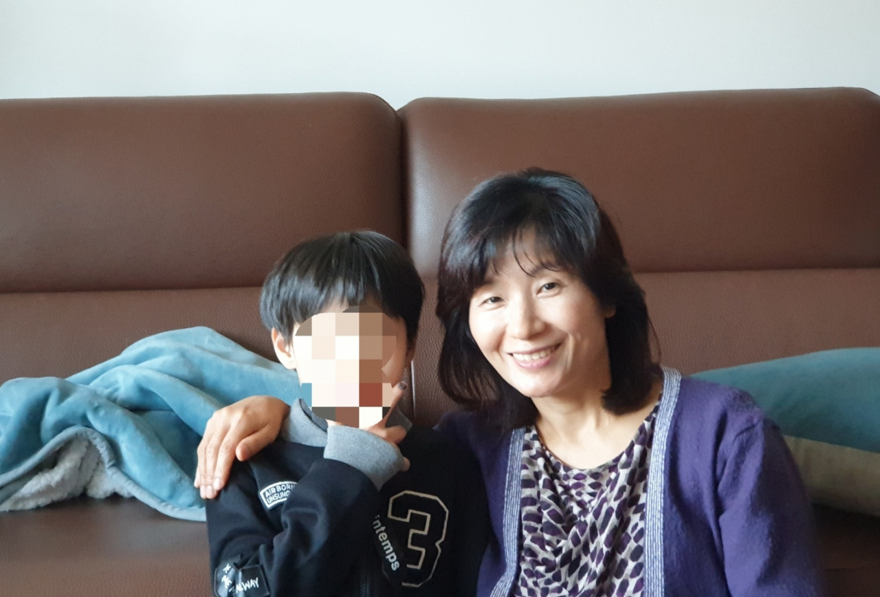 학대 피해아동 김지윤(11·가명) 군과 위탁부모 김경애(50) 씨. [김경애 씨 제공]