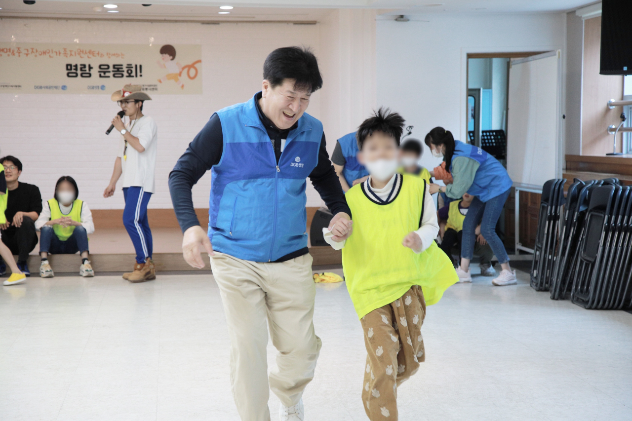 DGB생명 김성한 대표가 지난 4일 열린 명랑운동회에서 장애아동들과 즐거운 시간을 보내고 있다. [DGB생명 제공]