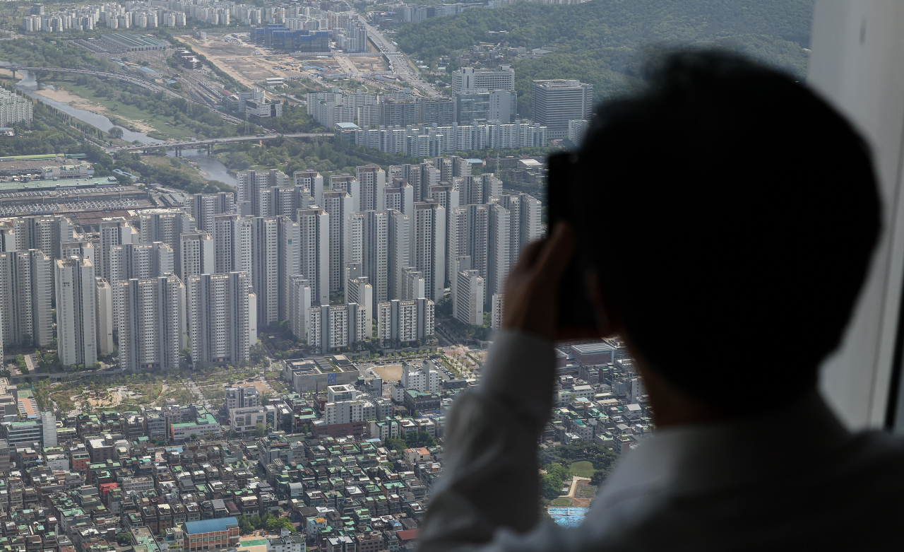 지난달 23일 서울 송파구 롯데월드타워 전망대 서울스카이에서 바라본 서울 시내 아파트(사진은 기사 내용과 관련 없음). [연합]