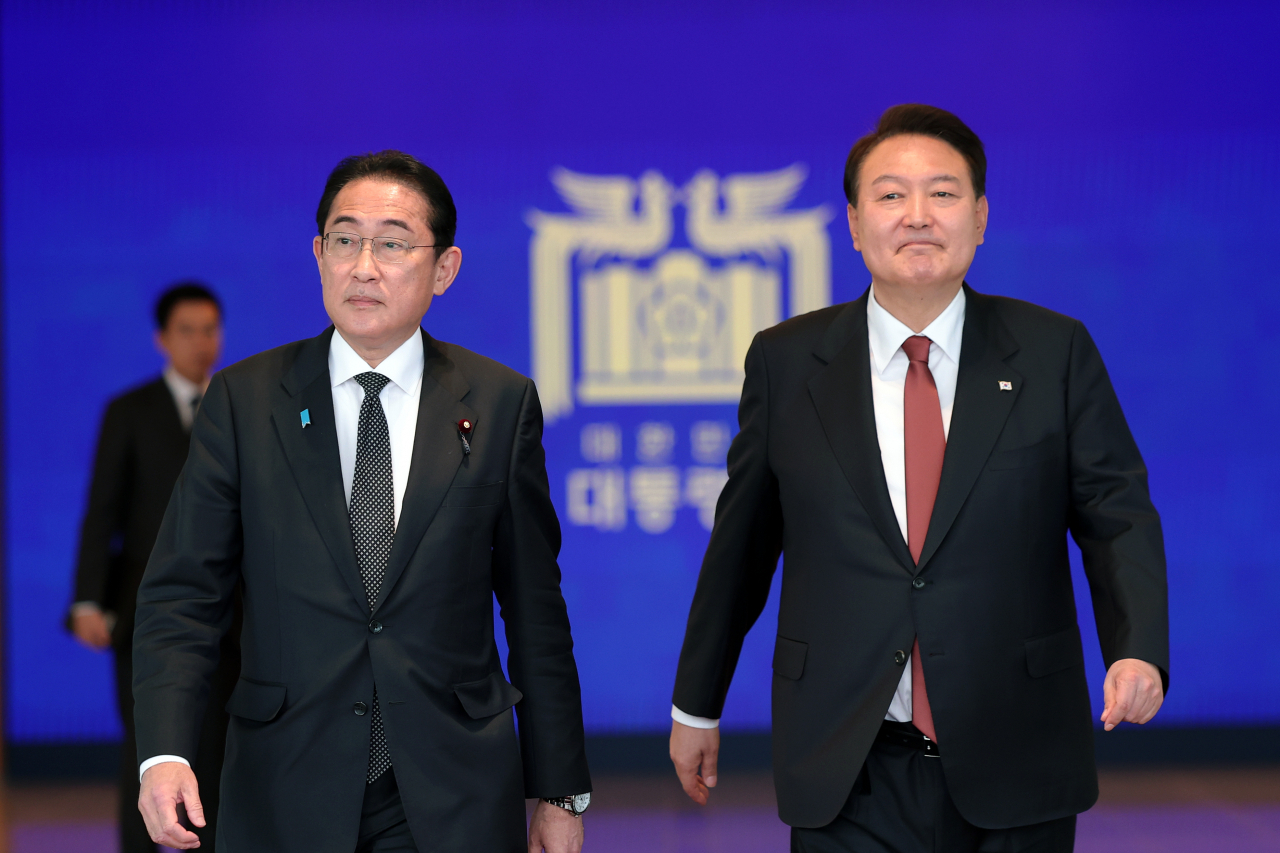윤석열 대통령과 1박2일 일정으로 한국을 찾은 기시다 후미오 일본 총리가 7일 서울 용산 대통령실 청사에서 공동 기자회견을 마친 뒤 나란히 걷고 있다. [연합]