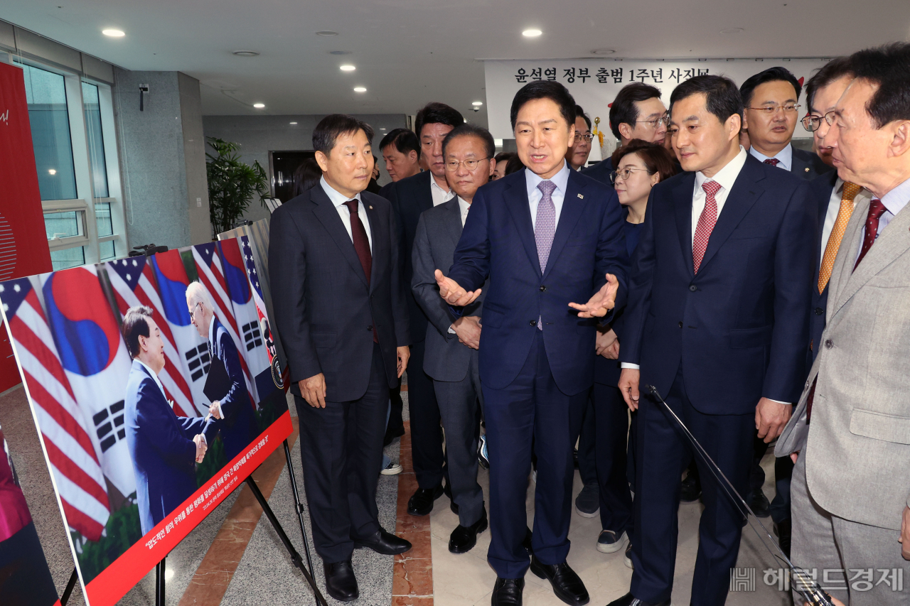 김기현 국민의힘 당대표 및 지도부가 8일 서울 영등포구 여의도 국회 의원회관 제2로비에서 열린 윤석열정부 출범 1주년 사진전 행사에서 전시 사진을 둘러보고 있다. 임세준 기자
