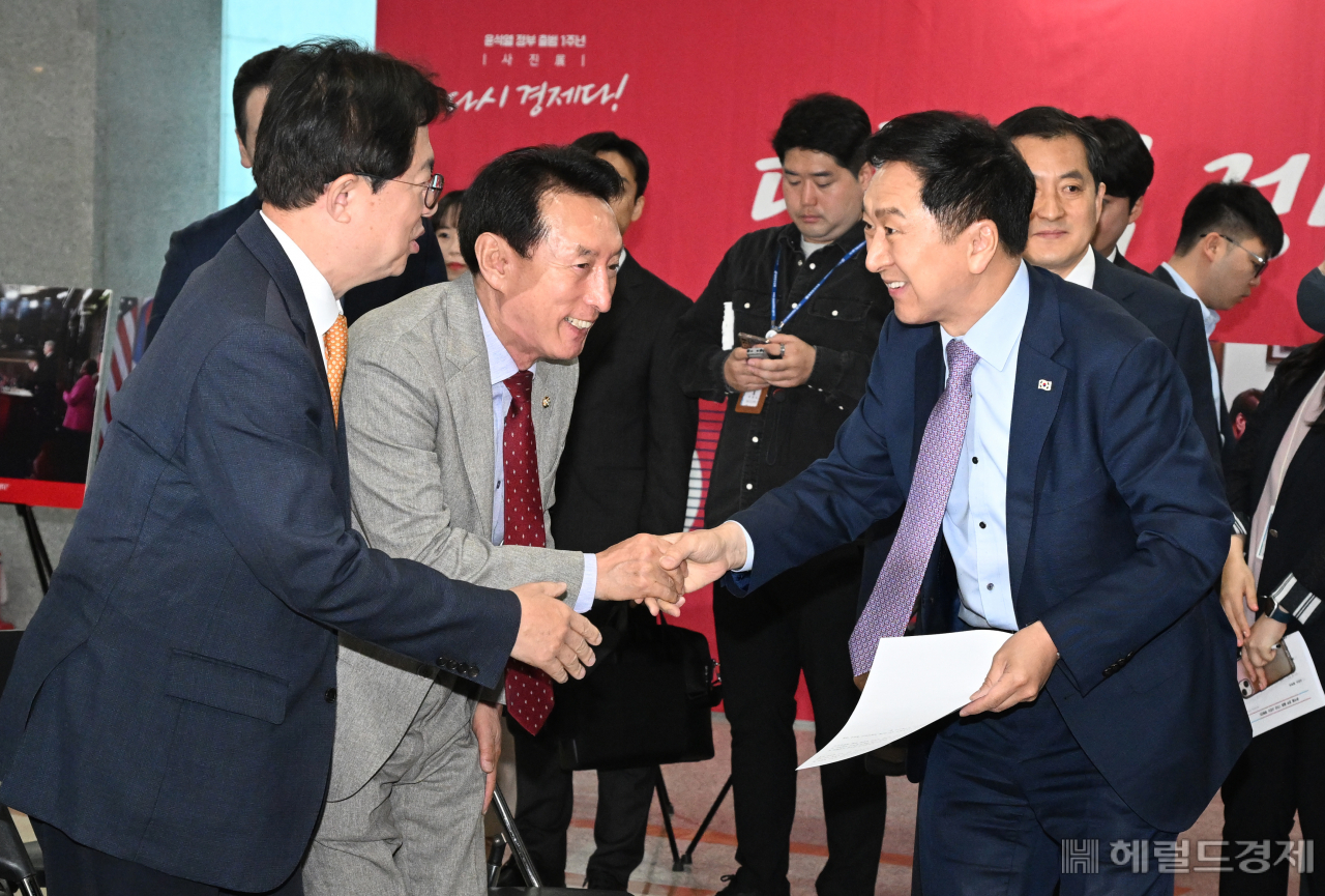 김기현(오른쪽) 국민의힘 당대표가 8일 서울 영등포구 여의도 국회 의원회관 제2로비에서 열린 윤석열정부 출범 1주년 사진전 행사에 참석하고 있다. 임세준 기자