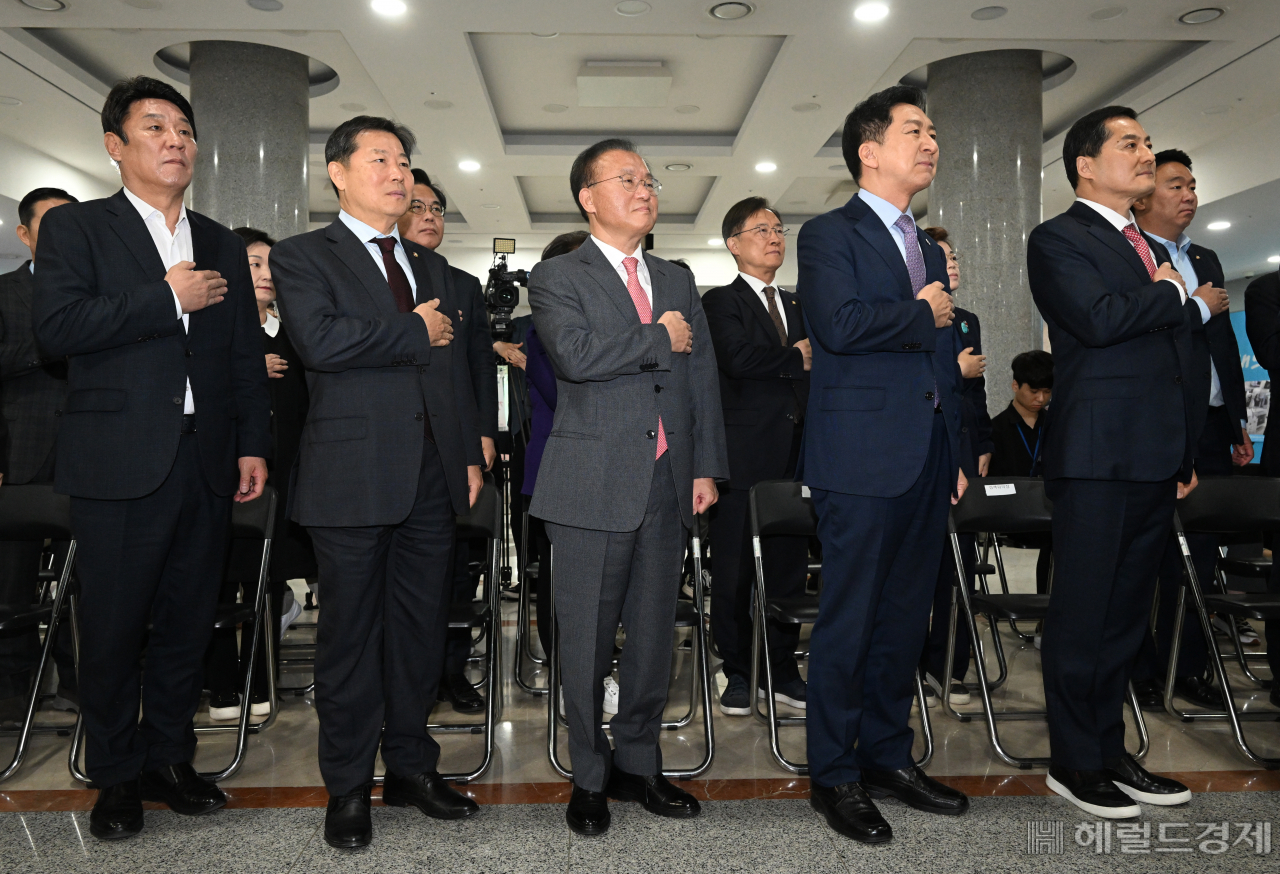 김기현 국민의힘 당대표 및 지도부가 8일 서울 영등포구 여의도 국회 의원회관 제2로비에서 열린 윤석열정부 출범 1주년 사진전 행사에 참석하고 있다. 임세준 기자