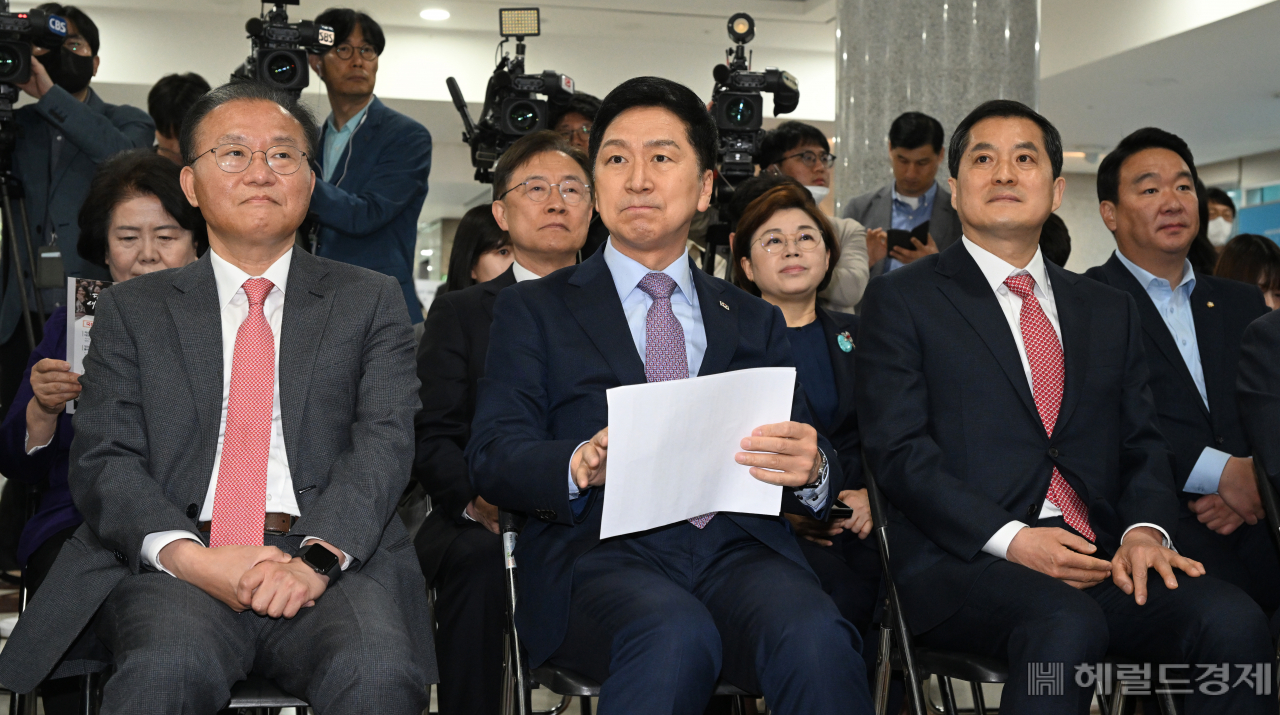 김기현 국민의힘 당대표 및 지도부가 8일 서울 영등포구 여의도 국회 의원회관 제2로비에서 열린 윤석열정부 출범 1주년 사진전 행사에 참석하고 있다. 임세준 기자