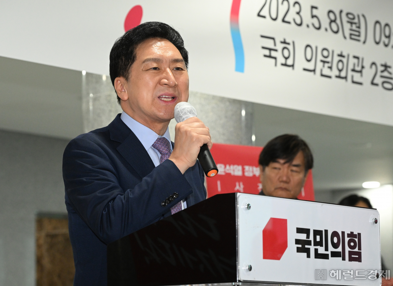 김기현 국민의힘 당대표가 8일 서울 영등포구 여의도 국회 의원회관 제2로비에서 열린 윤석열정부 출범 1주년 사진전 행사에 참석해 축사를 하고 있다. 임세준 기자