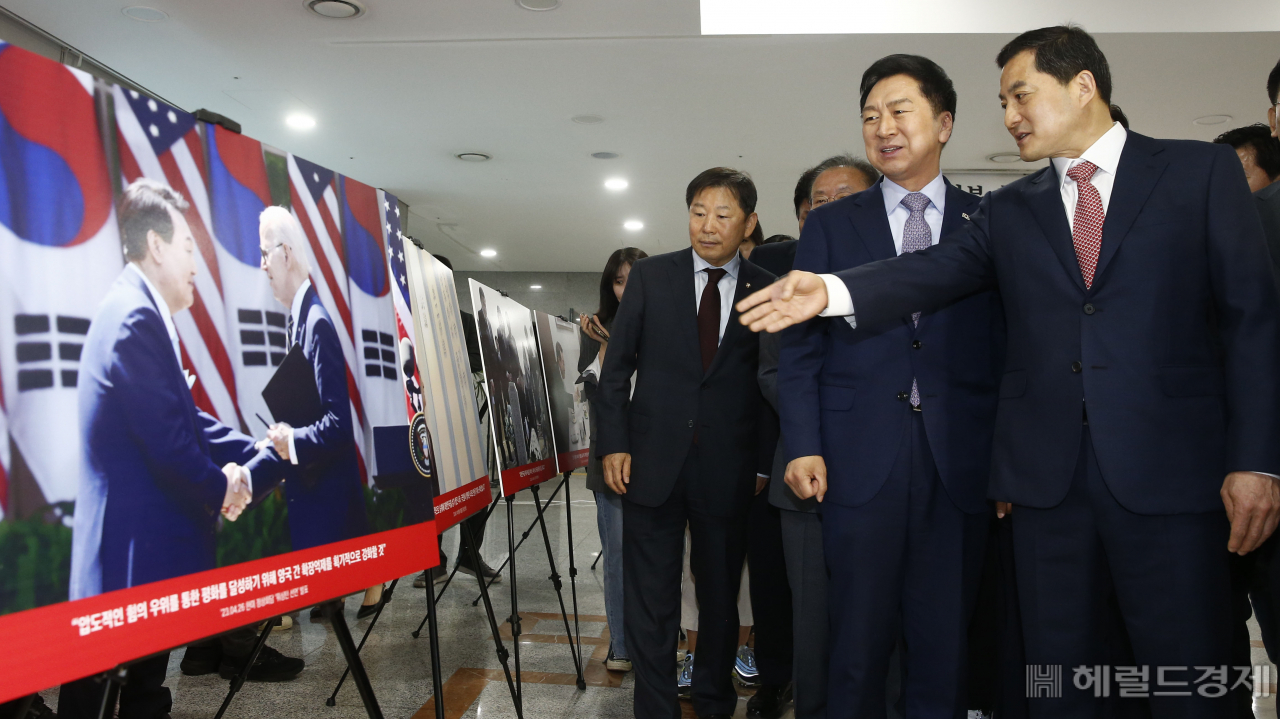 김기현 국민의힘 당대표 및 지도부가 8일 서울 영등포구 여의도 국회 의원회관 제2로비에서 열린 윤석열정부 출범 1주년 사진전 행사에서 전시 사진을 둘러보고 있다. 임세준 기자