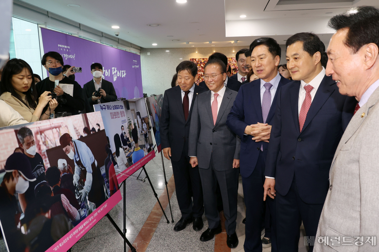 김기현 국민의힘 당대표 및 지도부가 8일 서울 영등포구 여의도 국회 의원회관 제2로비에서 열린 윤석열정부 출범 1주년 사진전 행사에서 전시 사진을 둘러보고 있다. 임세준 기자