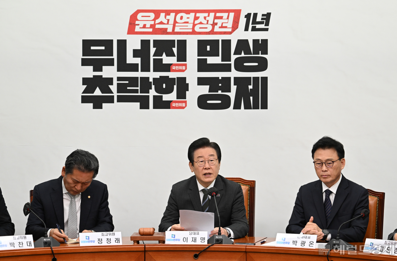 이재명(가운데) 더불어민주당 당대표가 8일 서울 영등포구 여의도 국회의사당 본청에서 열린 최고위원회의에 참석해 발언하고 있다. 임세준 기자