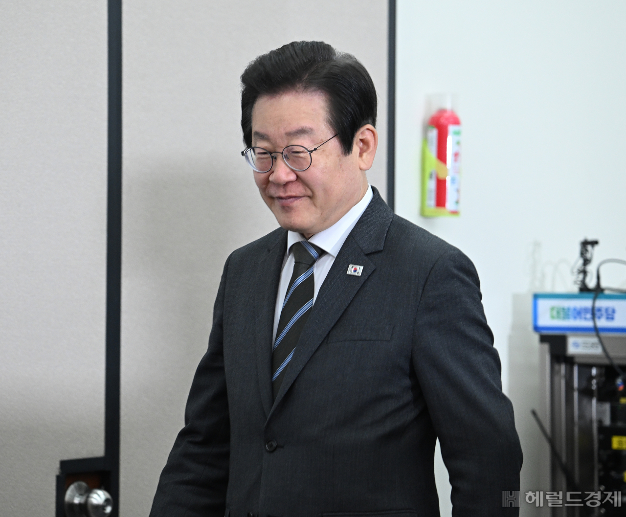 이재명 더불어민주당 당대표가 8일 서울 영등포구 여의도 국회의사당 본청에서 열린 최고위원회의에 참석하고 있다. 임세준 기자