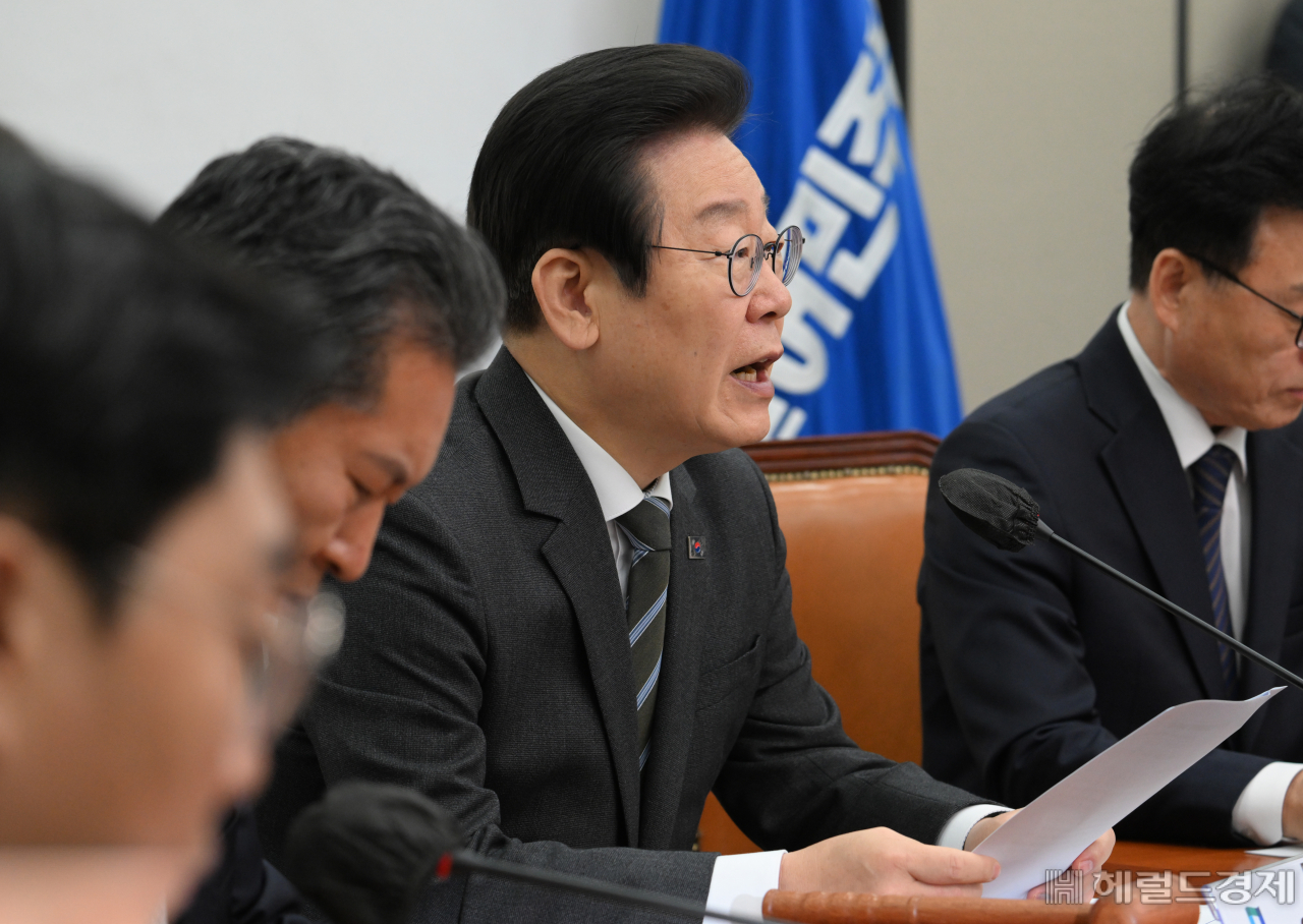 이재명 더불어민주당 당대표가 8일 서울 영등포구 여의도 국회의사당 본청에서 열린 최고위원회의에 참석해 발언하고 있다. 임세준 기자