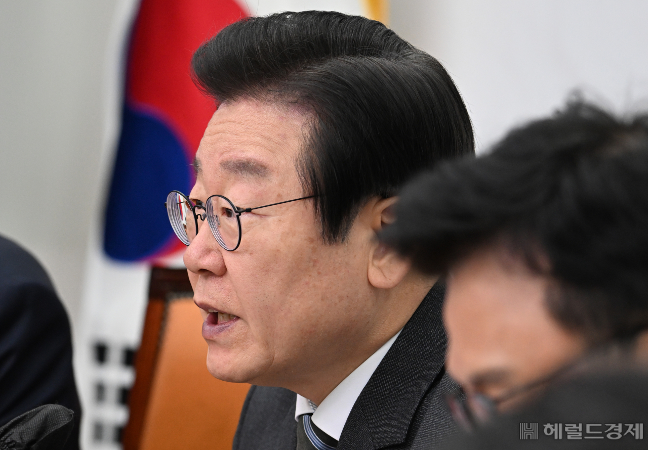 이재명 더불어민주당 당대표가 8일 서울 영등포구 여의도 국회의사당 본청에서 열린 최고위원회의에 참석해 발언하고 있다. 임세준 기자
