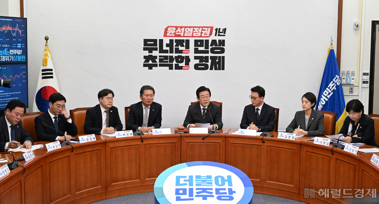 더불어민주당 최고위원회의가 8일 서울 영등포구 여의도 국회의사당 본청에서 열리고 있다. 임세준 기자