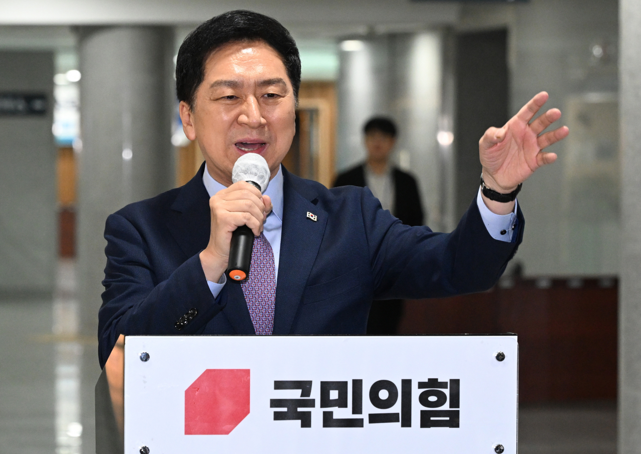 김기현 국민의힘 당대표가 8일 서울 영등포구 여의도 국회 의원회관 제2로비에서 열린 윤석열정부 출범 1주년 사진전 행사에 참석해 축사를 하고 있다. 임세준 기자
