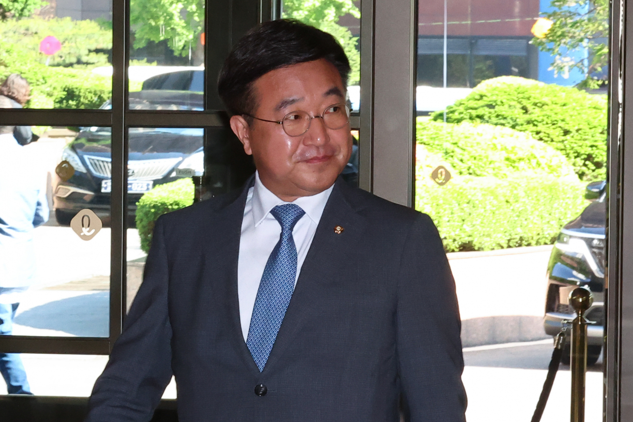 기시다 후미오 일본 총리가 방한 중인 가운데 8일 오전 한일의원연맹 간사장인 더불어민주당 윤호중 의원이 기시다 총리와 면담하기 위해 서울 중구 롯데호텔을 방문하고 있다. [연합]