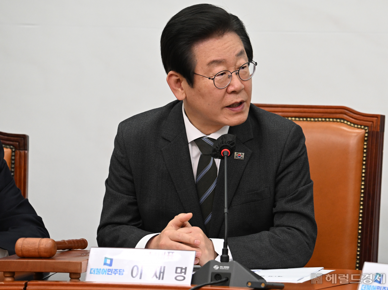이재명 더불어민주당 당대표가 8일 서울 영등포구 여의도 국회의사당 본청에서 열린 더불어민주당 제1차 중앙위원회의에 참석하고 있다. 임세준 기자