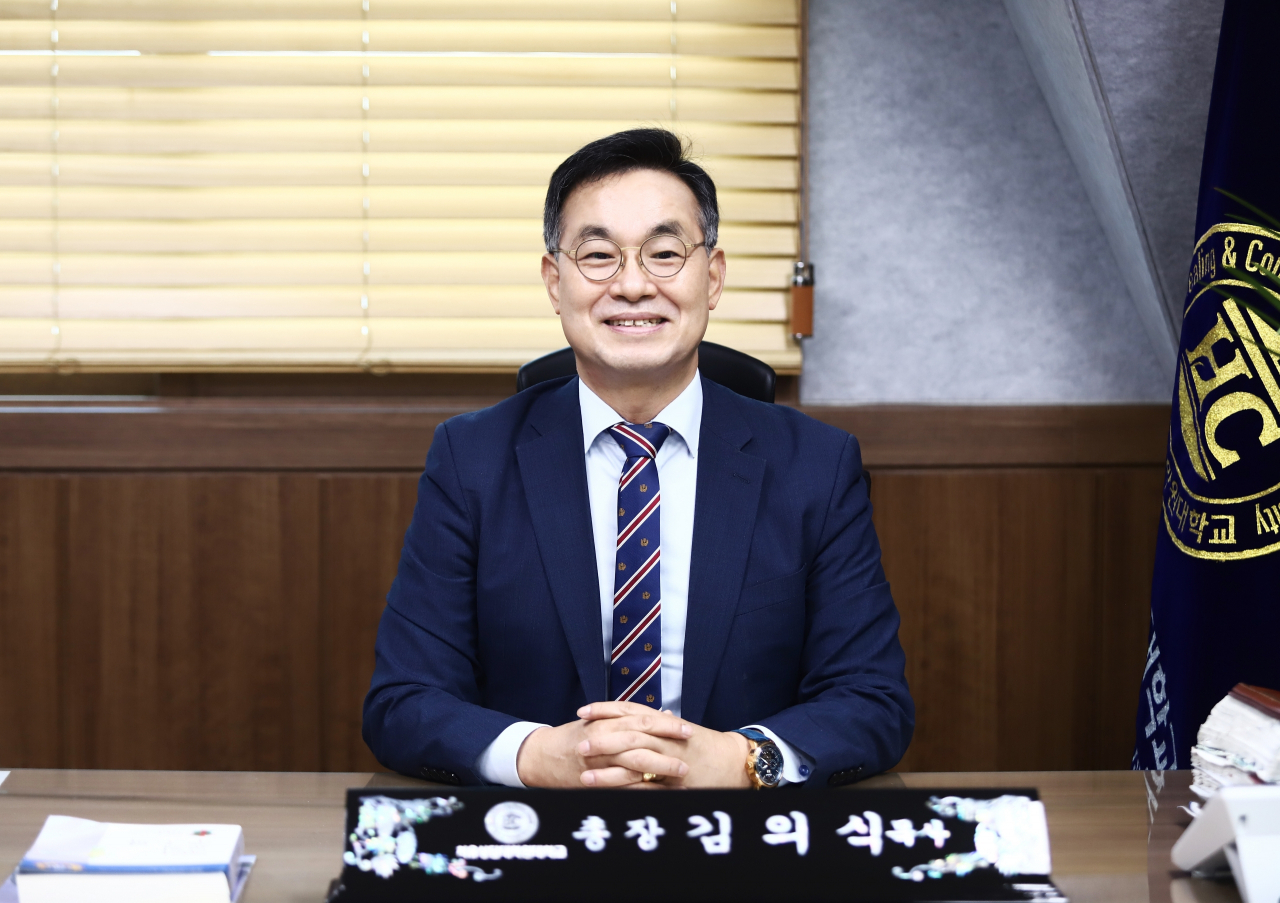 김의식 치유상담대학원대학교 총장. 그는 치유상담 교육을 통해 상처 입은 개인과 흔들리는 가정을 살리고, 궁극적으로 좋은 사회를 추구하는 게 사명이라고 말한다.