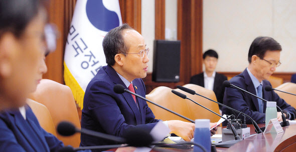추경호 경제부총리 겸 기획재정부 장관이 8일 정부서울청사에서 열린 대외경제장관회의를 주재하며 모두발언을 하고 있다. 이상섭 기자